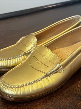 Weejuns Wayfarer G. H. Bass Metallic Gold Penny Loafers. Size 9